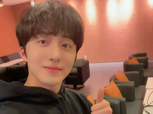 「SF9」チャニ、ブランド物のパーカー着て“はい、ポーズ”