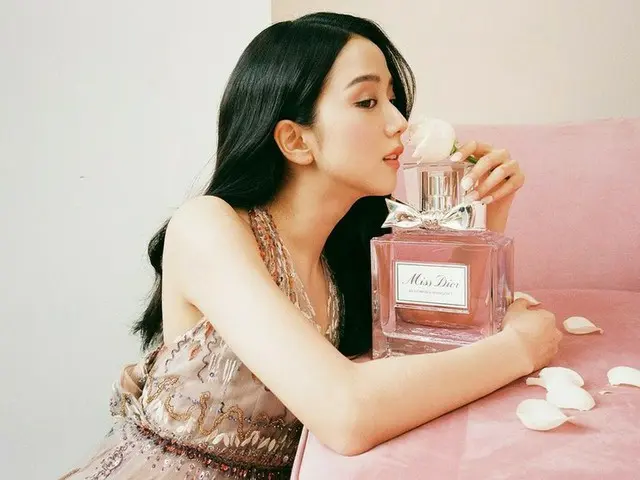 「BLACKPINK」ジス、まるでバラの妖精のような美しさ