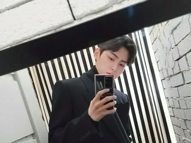 「UP10TION」イ・ジニョク、オールブラックでシックに…どんどんイケメンになってくね。