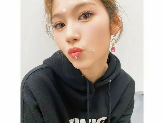 「TWICE」サナ、誕生日記念に未公開写真を公開!!