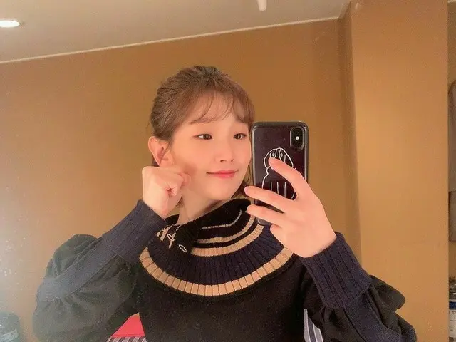 女優パク・ソダム、スタイリッシュなニットでこぶしを握り“頑張りましょう私たち”