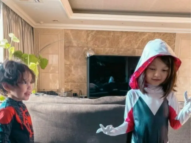 元Jリーガーパク・チュホ選手の妻アンナさん、ナウンちゃん＆コヌ君のスパイダーマン変身を公開