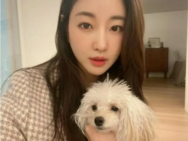 女優キム・サラン、飼い主とそっくりな愛犬抱っこ…自撮りで近況公開
