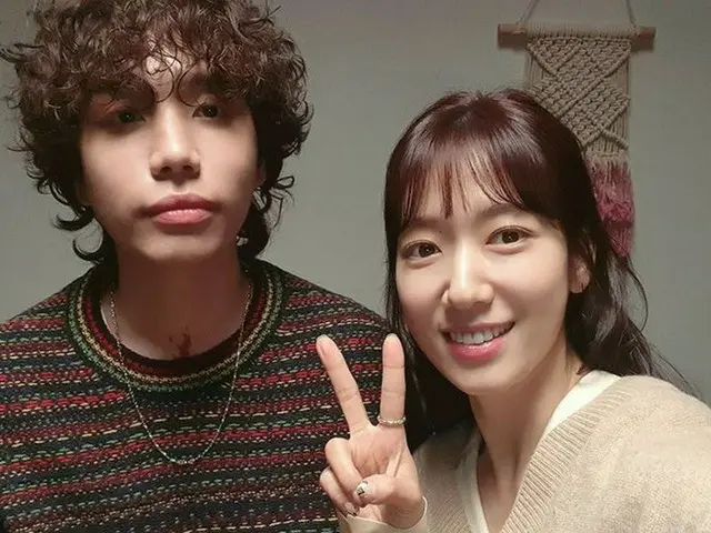 女優パク・シネ、ミュージシャンDvwnと共に“自由飛行”へ