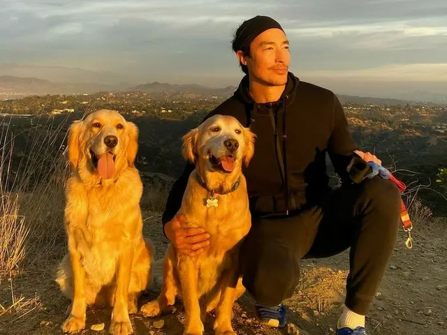 俳優ダニエル・ヘニー、夕陽の中で愛犬と幸せな新年