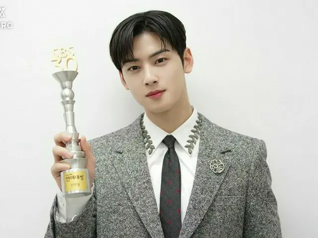 「ASTRO」チャ・ウヌ、輝くビジュアルで縦横無尽の大活躍…授賞式ビハインドカット大公開
