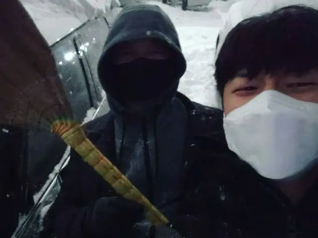 「CNBLUE」カン・ミンヒョク、そっくりな父と子の姿が微笑み誘う…”雪道気を付けてください! ”