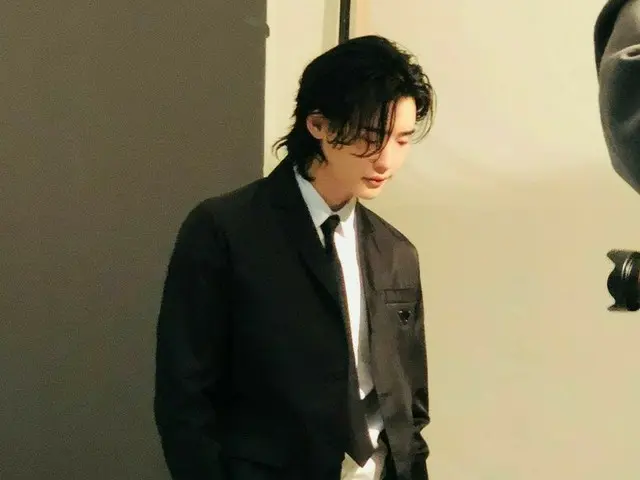 俳優イ・ジョンソク、長髪にスーツ姿でセクシーさ爆発