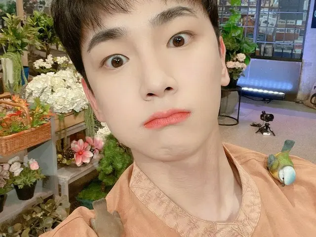 「SHINee」Key（キー）、「驚きの土曜日」の収録スタジオでおちゃめな表情…“明日会いましょう”