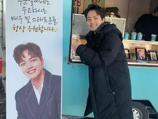 俳優ヨ・ジング、ドラマ撮影現場にカフェカーのプレゼントにニッコリ!!