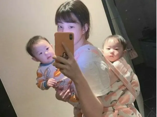 元「LABOUM」ユルヒ、双子の娘を前後に抱いて自撮り…育児真っ最中。