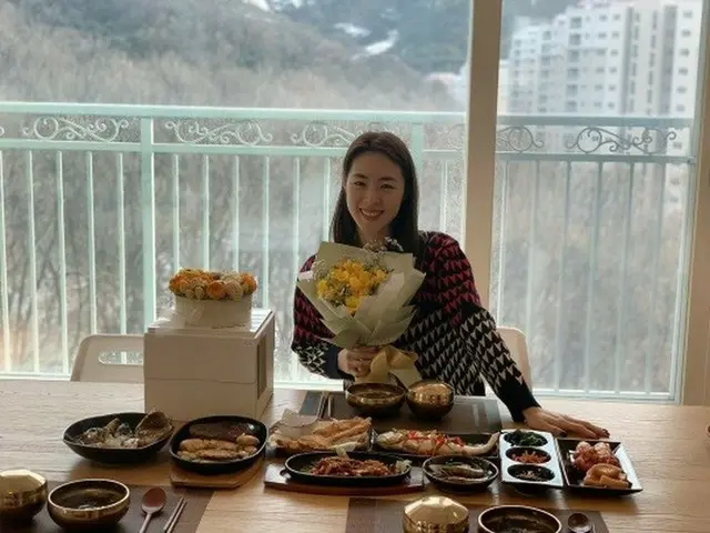 新妻イ・ヨニ、結婚後初の誕生日…豪華な誕生日のごちそうを前に優雅な美貌。