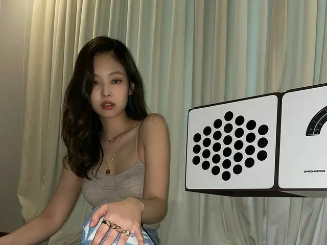 「BLACKPINK」ジェニー、キャミソールにデニムでセクシーさUP