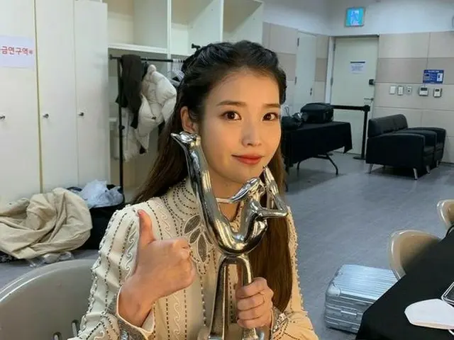 歌手IU、「ゴールデンディスクアワード」のトロフィーを持って喜びのポーズ！