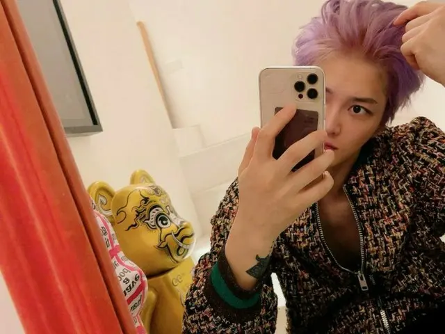 キム・ジェジュン、ピンクパープルのヘアカラーでキュートさアップ