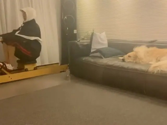 「CNBLUE」イ・ジョンシン、眠る愛犬の横でトレーニング…”家ででも運動しないと”（動画あり）