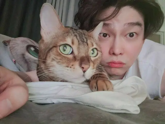 俳優ユン・ギュンサン、愛猫トミとベッドセルフィー♥