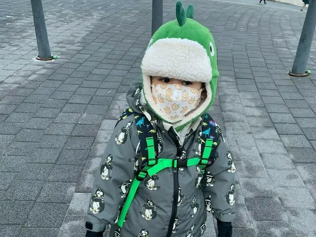ベントレーくん、恐竜の帽子をかぶってかわいさ爆発