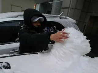 歌手ファン・チヨル、かわいすぎる雪だるま作りが話題!