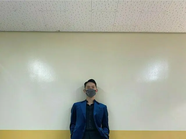 「2AM」出身チョ・グォン、真っ赤なハイヒールで受賞式参加…威風堂々なファッション。