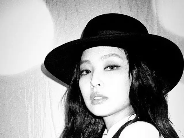 「BLACKPINK」ジェニー、モノクロでも致命的なセクシーオーラ