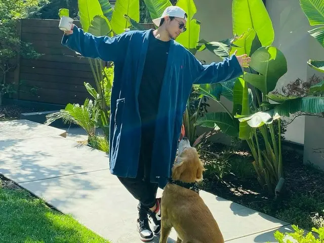 ダニエル・ヘニー、愛犬とグラビアのような日常を公開