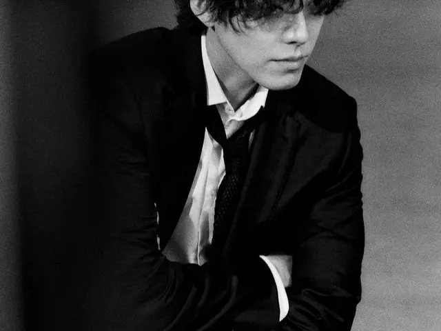 俳優キム・ウビン、モノクロでもあふれるソフトなカリスマ