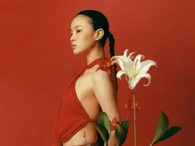 歌手イ・ハイ、大胆な露出ファッションで注目！セクシーなファッションにドキドキ