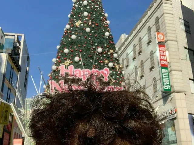 「2PM」テギョン、目だけ見えてもイケメン…頭にクリスマスツリー