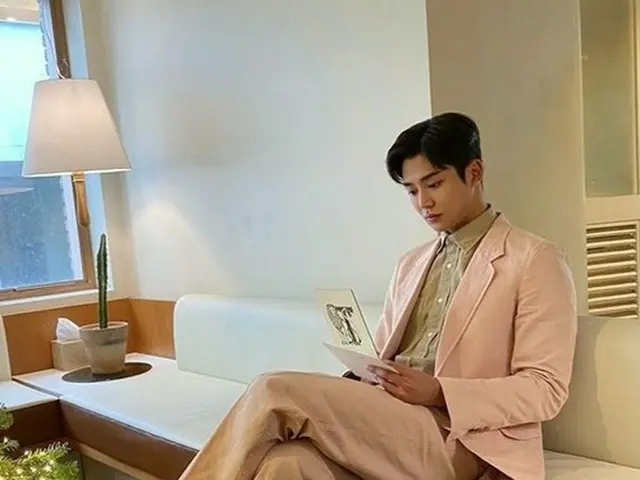 「SF9」ロウン、ピンクのスーツも完璧に着こなす…座っているだけでグラビアになる。