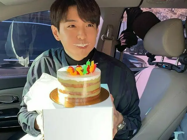 俳優ヒョヌ、口に生クリームつけてかわいい誕生日記念ショット公開