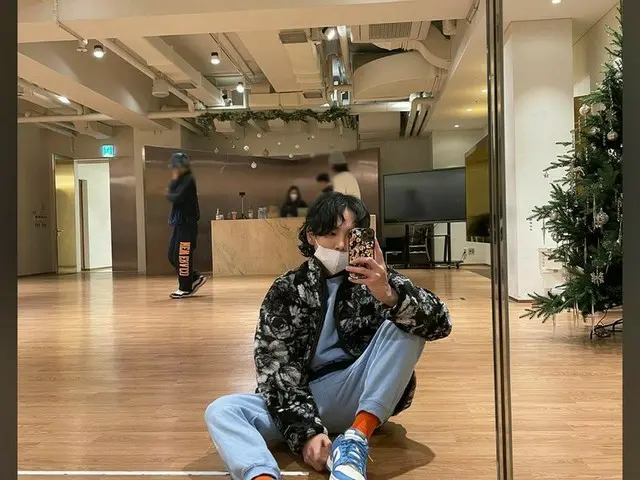 「SHINee」Key（キー）、空色のトレーニングウェアにオレンジ色の靴下!!…ファッショニスタの練習着