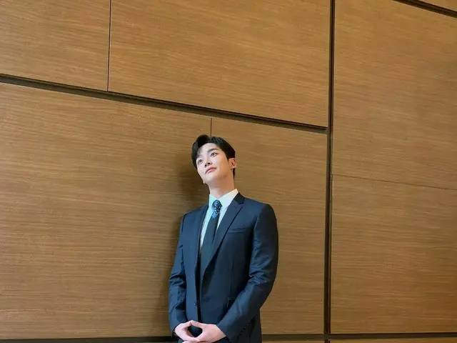「SF9」ロウン、素敵なスーツ姿でドラマリアタイ視聴をお願い…「先輩、その口紅塗らないで」