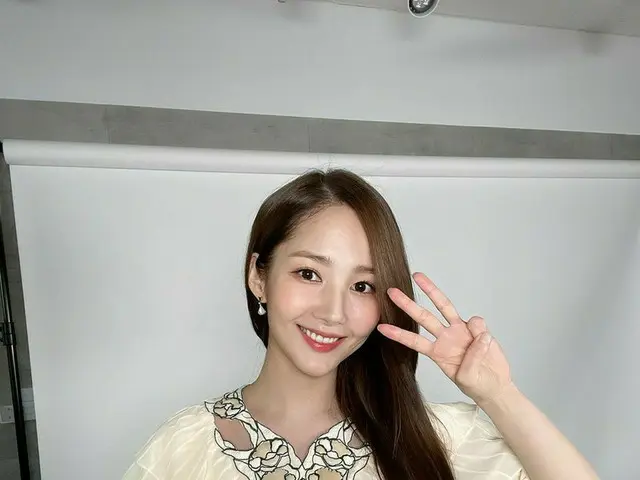女優パク・ミニョン、白いワンピースに美しい笑顔で広報妖精