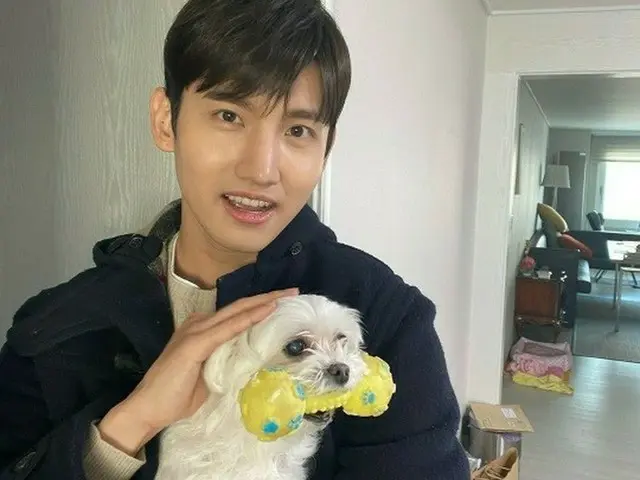「東方神起」チャンミン、愛犬とじゃれ合う日常…彫刻ビジュアルはおまけ。