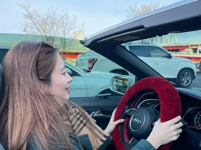 「少女時代」ソヒョン、オープンカーに乗ってドライブ…ほとんど春の天気♥ラグジュアリーな日常