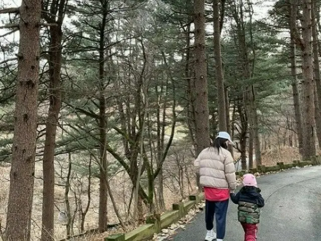 ペク・チヨン♥チョン・ソクウォン、大きくなった娘との幸せな散歩時間。