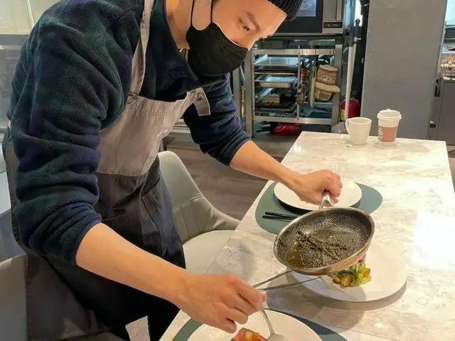 「東方神起」チャンミン、今日も料理教室で腕を磨く料理男子…ステーキ料理もプロ級
