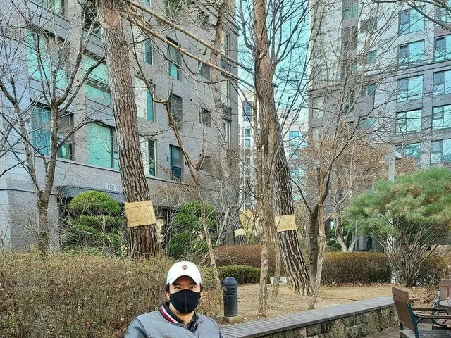 俳優ハ・ソクジン、散歩中にも自己発光…ソフトな男性美発散
