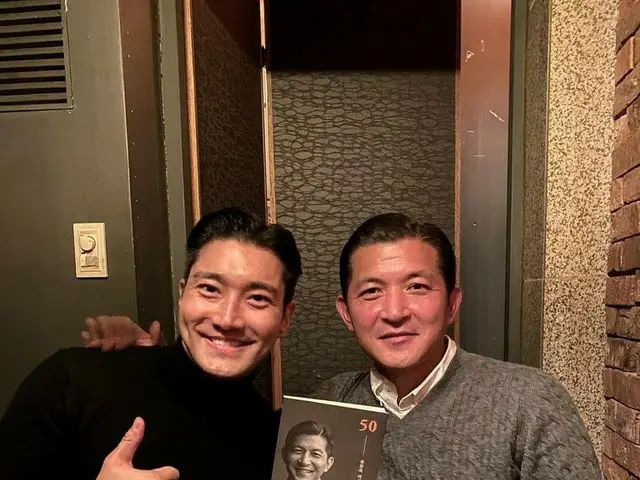 「SUPER JUNIOR」シウォン、ORGANICAのホン・ジョンウク会長と会って認証ショット…意外な人脈
