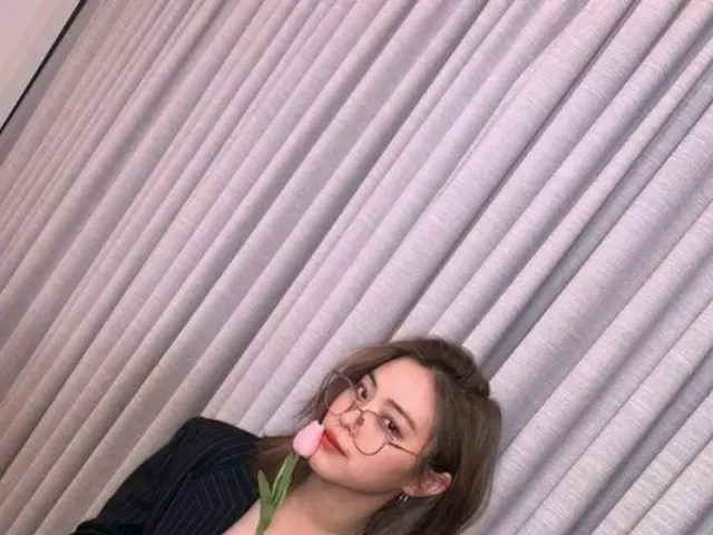 「ITZY」リュジン、花にも負けないビジュアル…クールビューティー全開。