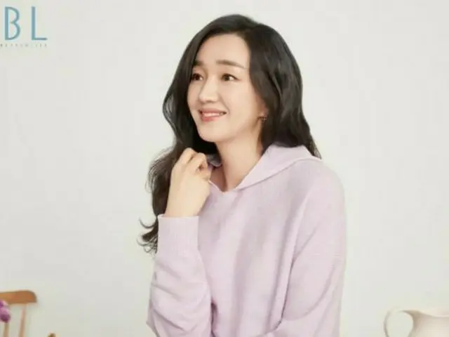 女優スエ、グラビアで近況を公開…優雅な魅力はそのまま