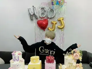 キム・ジェジュン、オンラインイベント前に誕生日パーティ…金髪でイメチェン