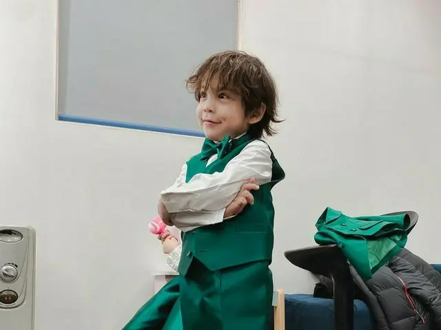 元Jリーガーパク・ジュホ選手の息子ゴヌくん、グリーンのスーツを着てかわいい笑顔♥