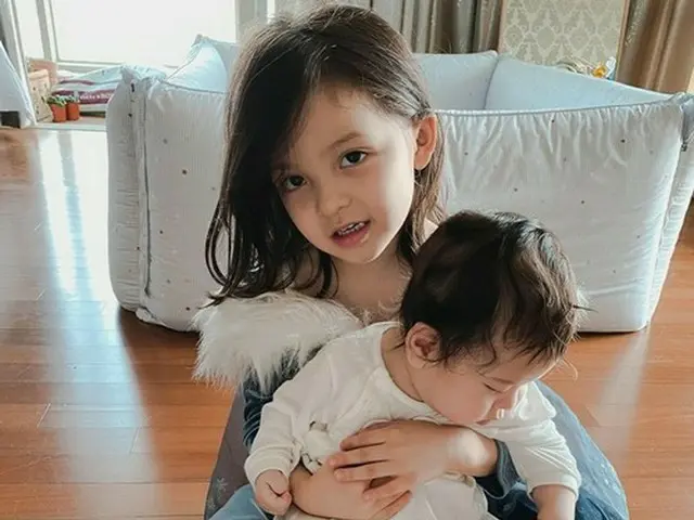 パク・ジュホ選手の娘ナウンちゃん、次男ジヌくんに対する愛情たっぷり…母アンナも認める優しさ