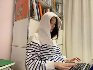 チョン・スジョン（f(x)クリスタル）、ノートパソコンで何してるの?…シックさと美貌が爆発（動画あり）