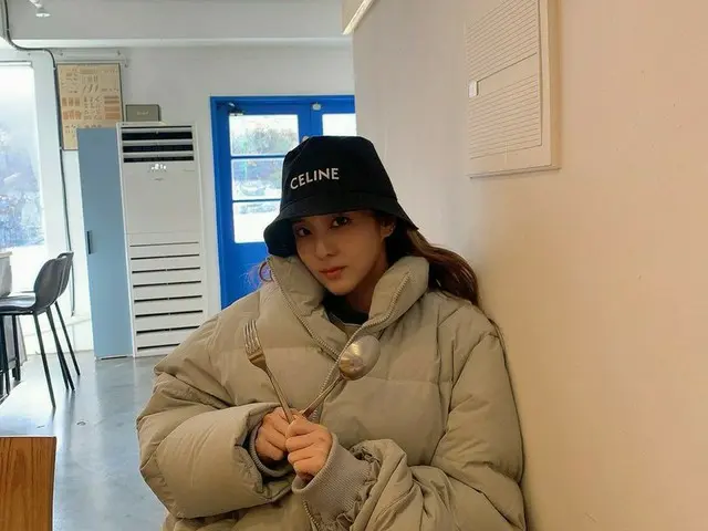 パク・サンダラ（2NE1出身）、エナジードリンク飲んでスケジュール消化…相変わらずの童顔美貌