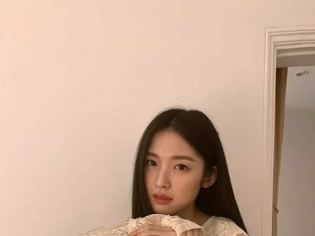 「OH MY GIRL」アリン、彫刻が彫刻を抱きしめてる…漫画から出てきた美少女ビジュアル