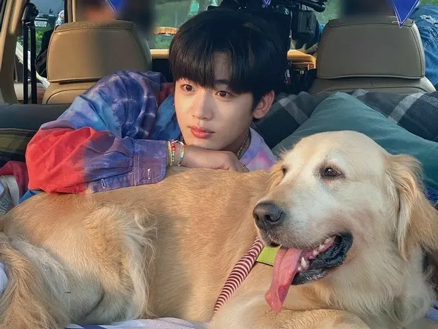 キム・ヨハン（WEi）、白い肌にきれいな瞳…大型犬と犬系男子のかわいさ発散