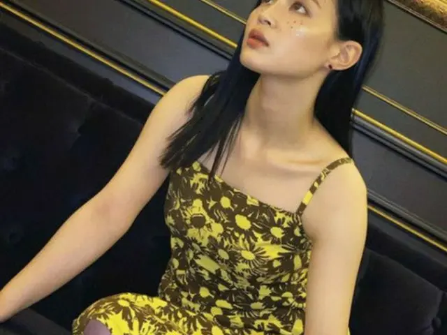 歌手イ・ハイ、セクシーなワンピースで近況公開…美しい鎖骨にくぎ付けに